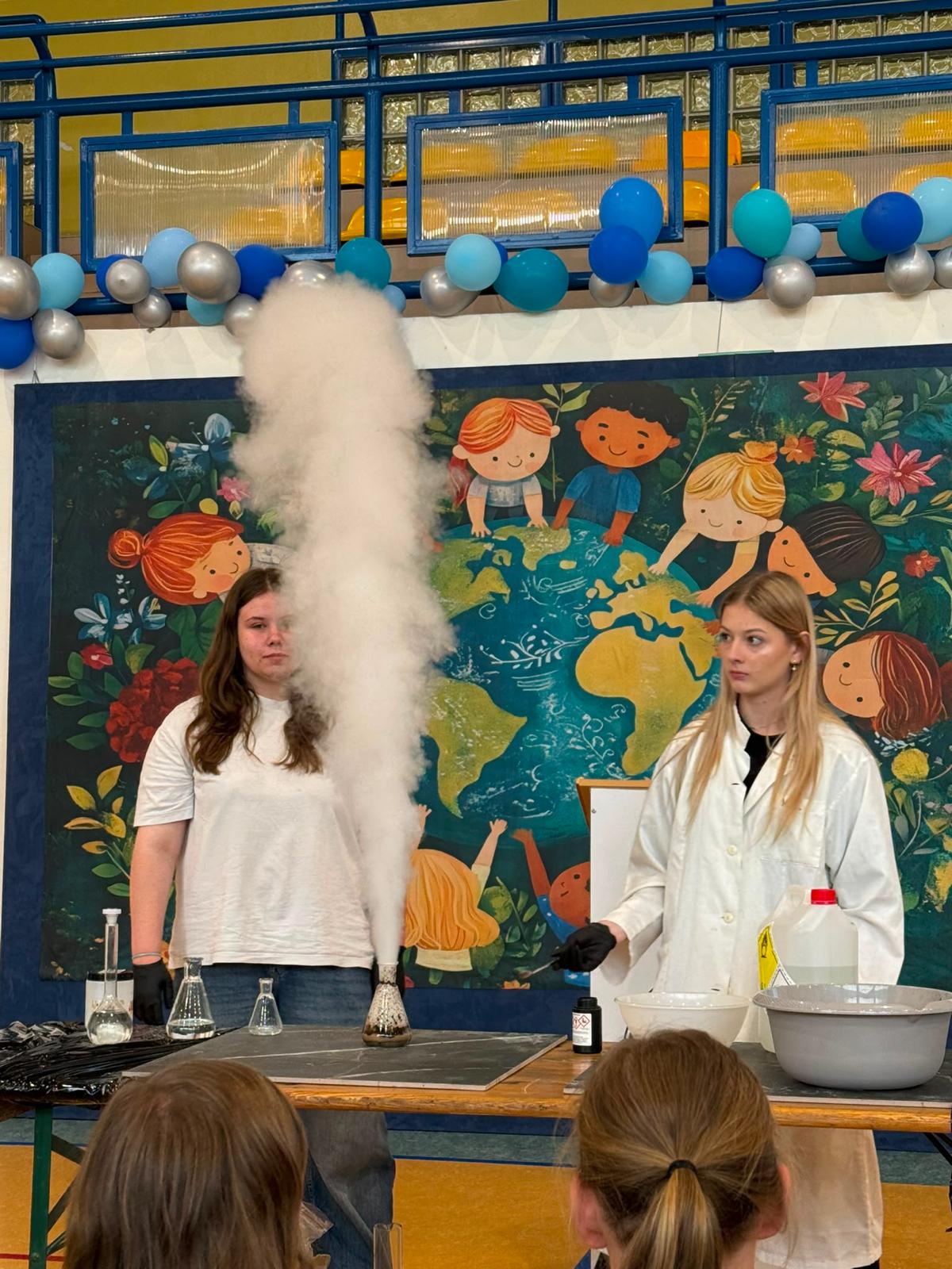 Nasze uczennice podczas II Mini Konferencji Chemicznej