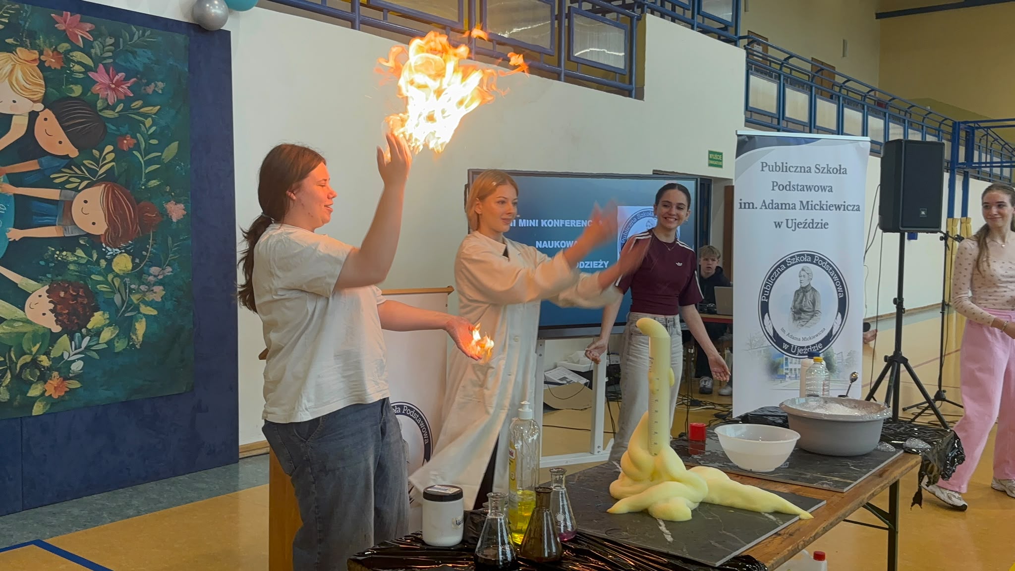 Nasze uczennice podczas II Mini Konferencji Chemicznej